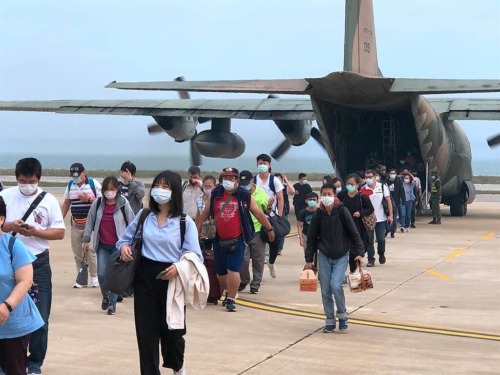 縣府協調國防部派遣2架次C-130軍機協助疏運，讓鄉親都能順利返鄉。（李金生攝）