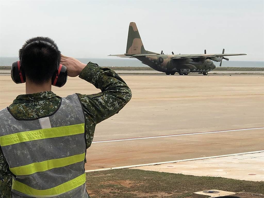 縣府和立委陳玉珍服務處下午也即時協調國防部加派C-130軍機協助疏運，原先只規畫1架次70人，後來再加飛1架次，讓候補和臨時安排返鄉行程的鄉親均能順利成行。（李金生攝）