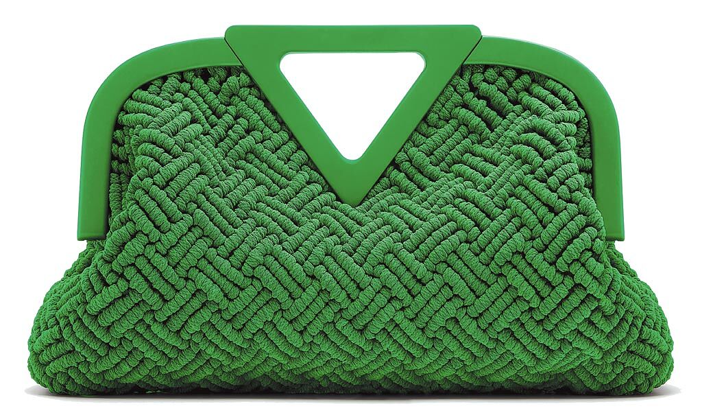 台北101獨家Bottega Veneta 綠色法式繩結編織手提袋，價格店洽。（台北101提供）