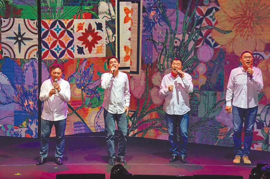 施孝榮（左起）、殷正洋、李明德、王瑞瑜昨合唱〈七月涼山〉等歌。（寬宏藝術提供）