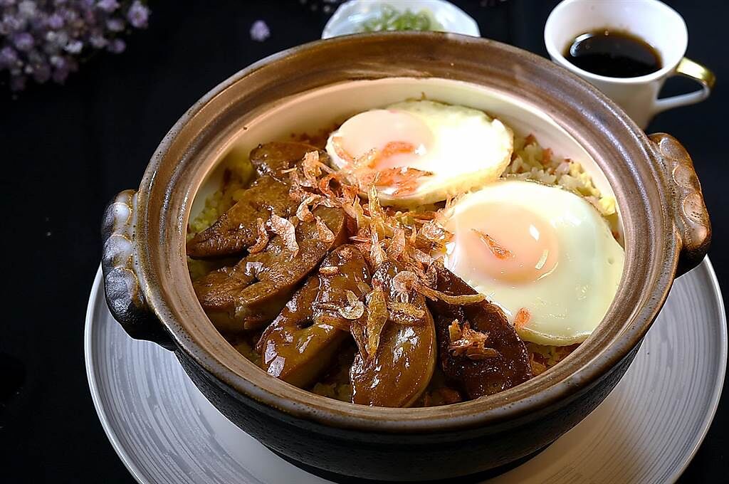 台北〈玖尹〉中餐廳的〈鵝肝生炒糯米飯〉，是以西方食材入饌烹製的「新派粵菜煲仔飯」。（圖／姚舜）