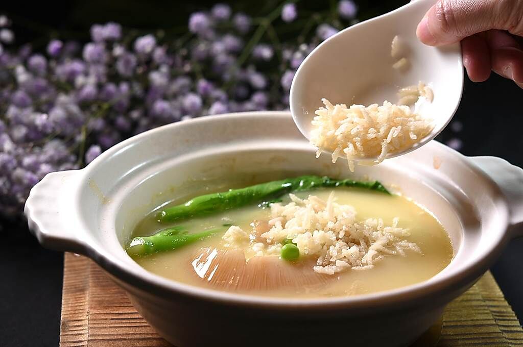 以酥炸脆米入湯近年很流行，〈玖尹〉菜單上也有用濃雞湯演繹的〈魚翅撈脆米〉。（圖／姚舜）
