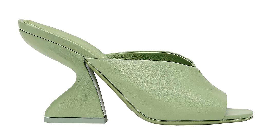 Ferragamo今年春夏全新的F形楔形跟鞋是必收的款式，Sloane薄荷綠小羊皮F形鞋跟涼鞋2萬8900元。（Ferragamo提供）