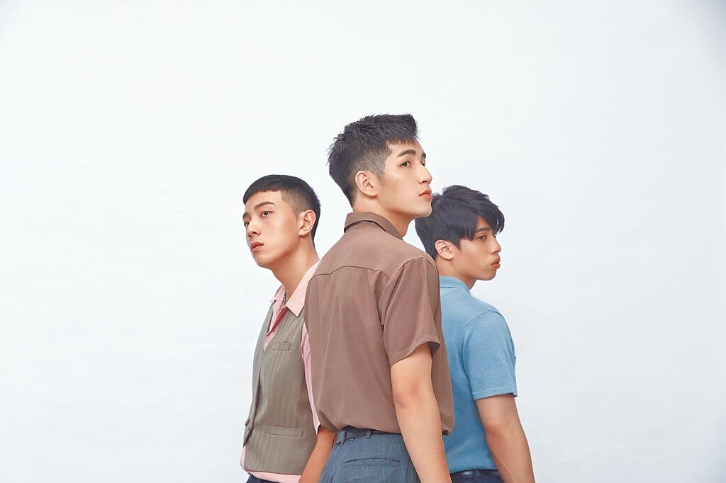 「鹿洐人」謝博安（左起）、寶仔、天裔即將發行成軍後首張專輯。（福桑音樂提供）