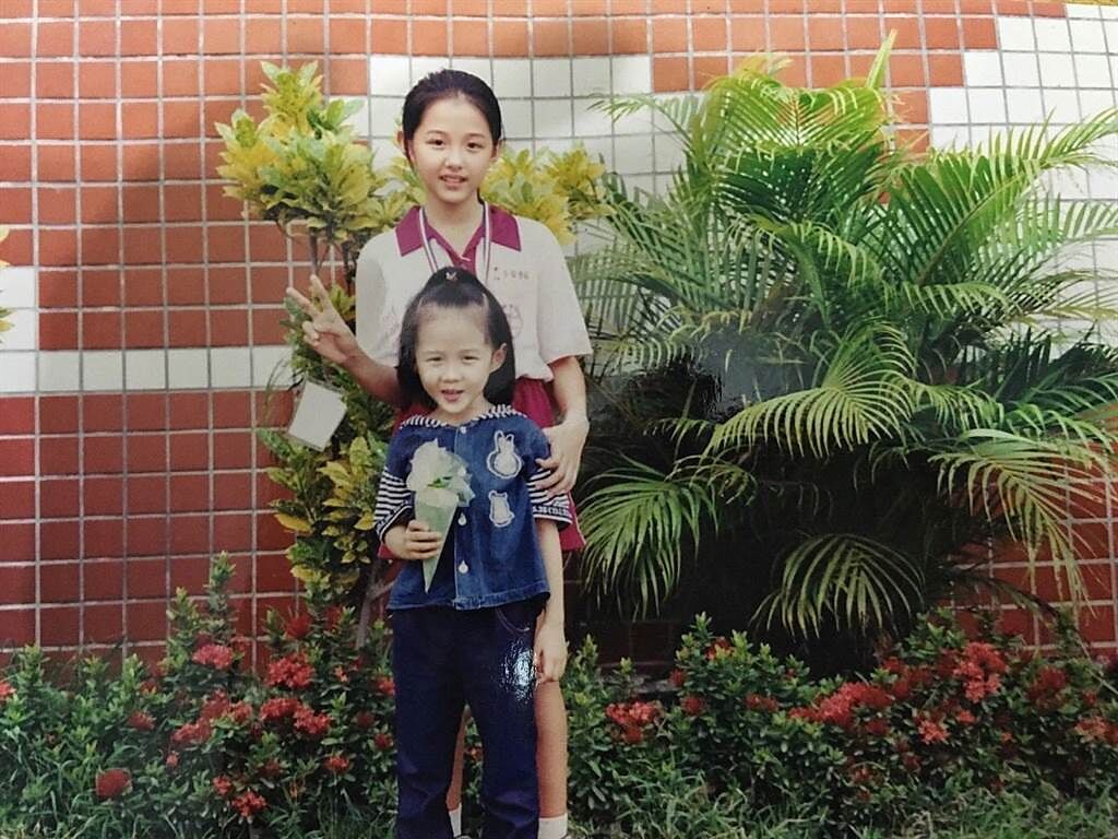 邵雨薇PO和妹妹的兒時照，被認證從小美到大。（圖／翻攝自臉書）
