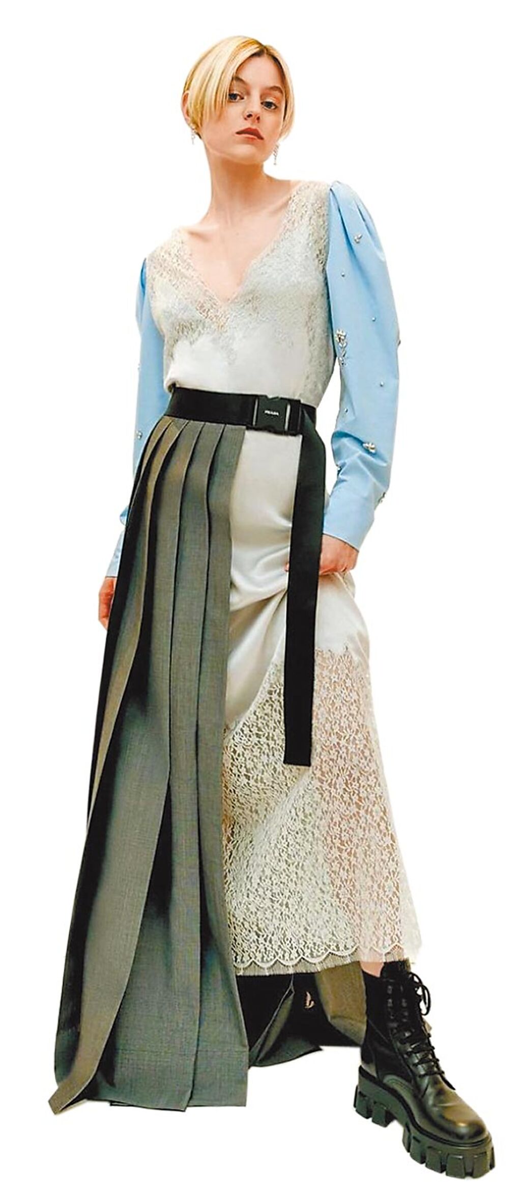 《王冠》演黛妃的艾瑪科林穿著非常個性派，Prada訂製拼接禮服正合她的調調。（摘自艾瑪科林IG）