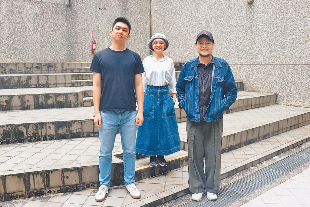 青虫aoi的郭宏（左起）、吉尼和魚丁糸的可田受「2021桃園鐵玫瑰熱音賞」之邀前進校園。新視紀整合行銷提供）