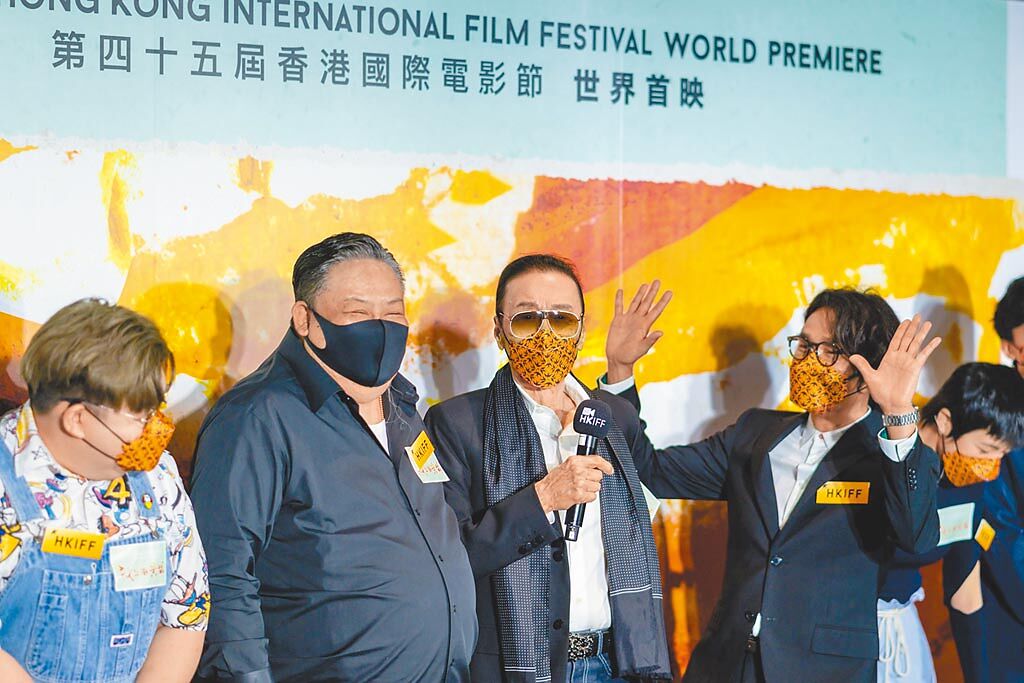 謝賢（右二）前天在香港出席林家棟（右一）監製新片《殺出個黃昏》世界首映。（摘自香港國際電影節臉書）