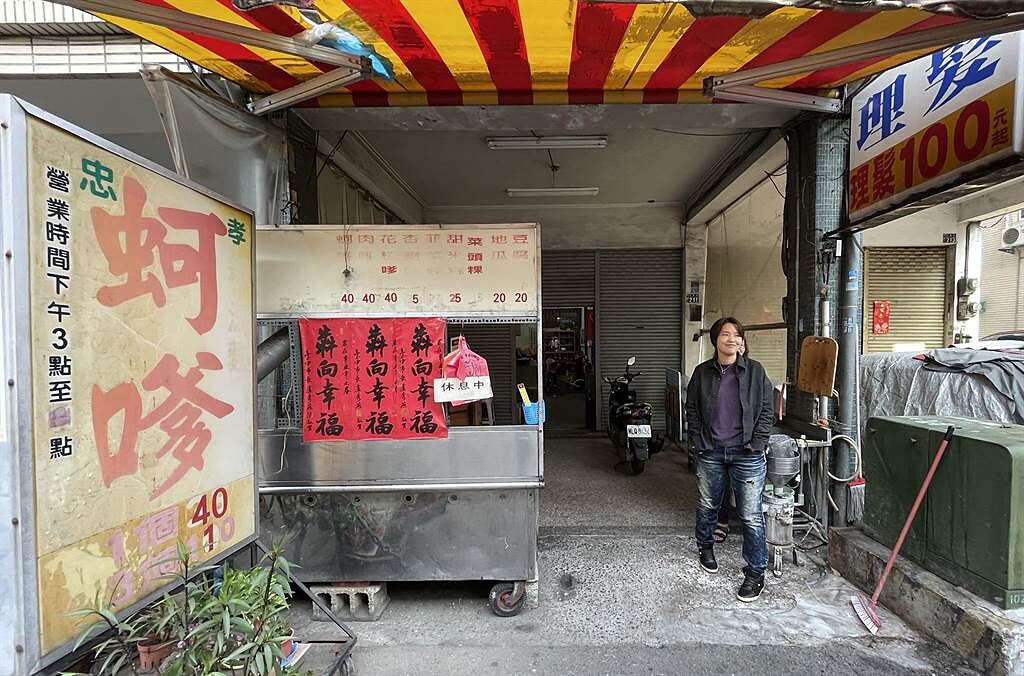 台中市南屯區經營炸蚵嗲生意的趙健良，因停水很不方便，只好趁這2天休息。（陳世宗攝）
