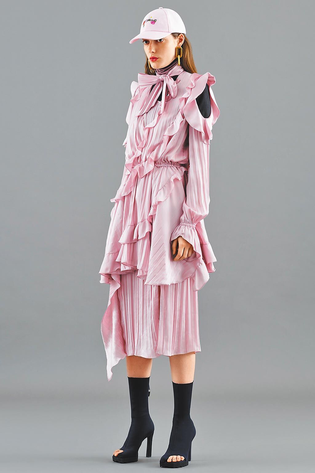 微風南山獨家Off-White粉紅荷葉邊洋裝，3萬9700元。（微風提供）
