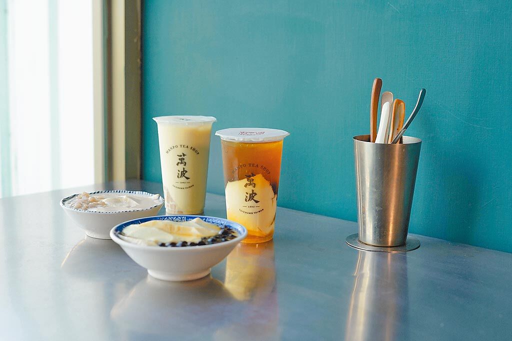 手搖杯「萬波島嶼紅茶」，1月時也創新推出豆花系列。（萬波島嶼紅茶提供）