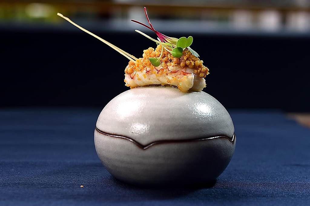 用蛋型碗呈現的〈角蝦． 干貝． 葡萄蝦〉，碗蓋上的角蝦是採「避風塘」做法，並裹上脆米粿增加口感。（圖／姚舜）