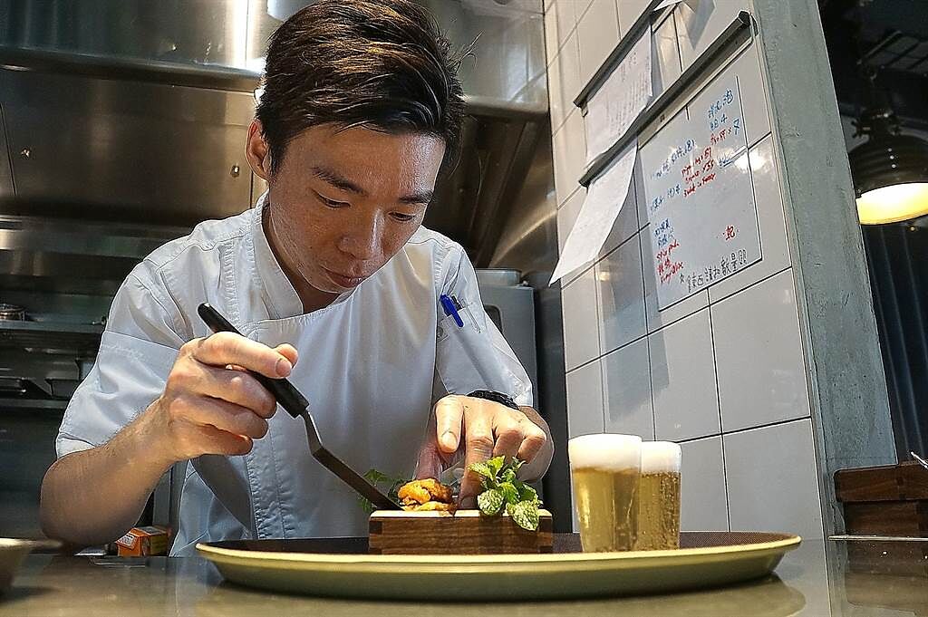 〈T＋T〉新任港籍主廚Kei古俊基，曾在香港米其林二星餐廳〈Amber〉擔任廚房領班，並在二星〈Ecriture〉 餐廳任副主廚。（圖／姚舜）