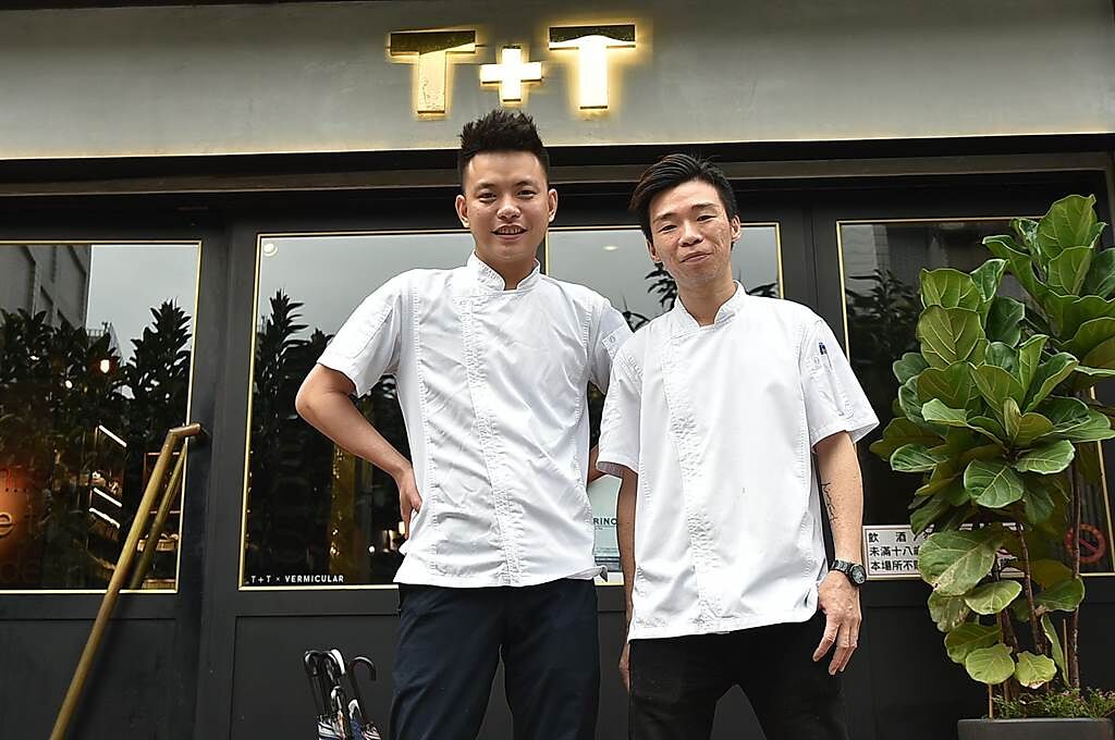 已入列「台北難訂位餐廳」的〈T＋T〉主人兼主廚Johnny蔡元善（左），為了持續優化菜色水準與客人體驗，邀請曾在香港多家米其林餐廳歷練的Kei古俊基加入團隊擔任主廚。（圖／姚舜）