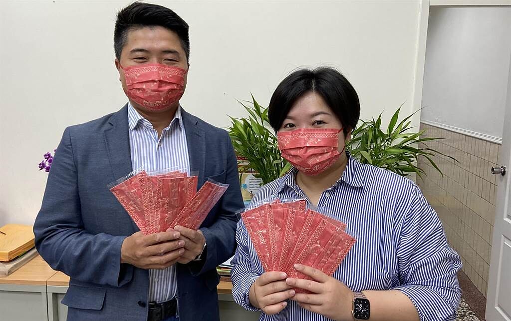 台中市議會副議長顏莉敏（右）說，透過Q版媽祖口罩發送，讓大家都能健康出門、平安回家。（台中市議會副議長顏莉敏提供）
