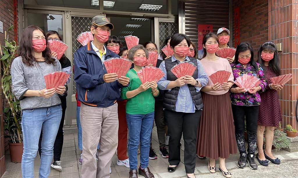 台中市龍井區有虔誠媽祖信徒們發起製作了1萬個Q版媽祖口罩，要分送給沿途的信徒朋友。（台中市議會副議長顏莉敏提供）