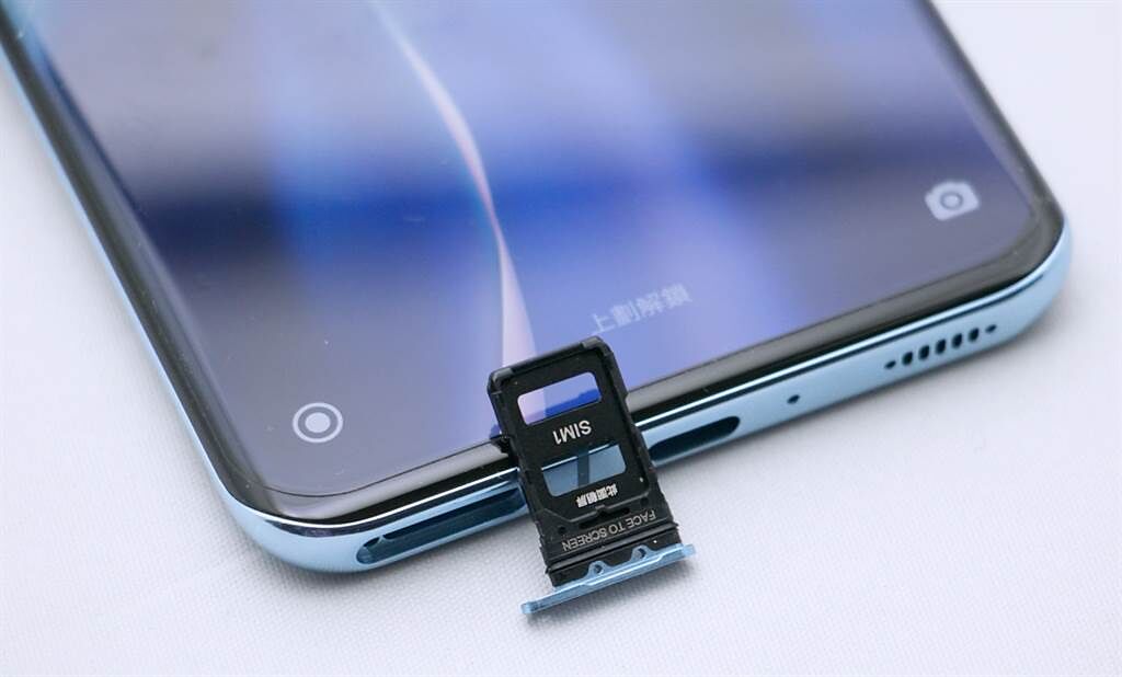 小米11採用雙SIM卡，不支援microSD卡擴充。（黃慧雯攝）
