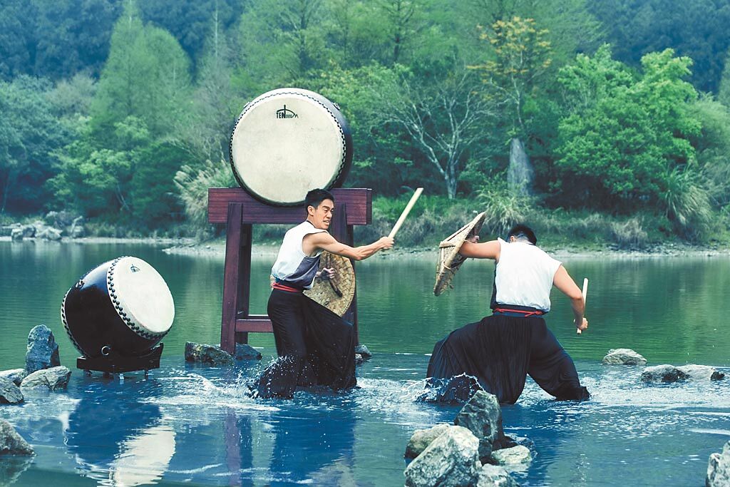「十鼓擊樂團」的新作《池中劍》是為力麗馬告生態園區的明池量身打造。（力麗集團飯店事業提供）