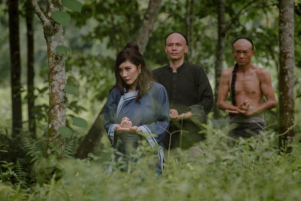何超儀（左）在熱帶雨林中穿著厚重清代古裝拍攝《Edge of The World》。（852 Films提供）
