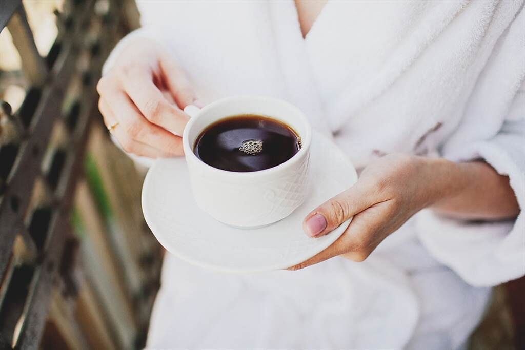 不加糖奶的黑咖啡與綠茶可降早死風險？專家點出關鍵。(示意圖/Shutterstock)
