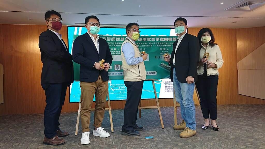 台南市長黃偉哲（米黃夾克者）與4家業者簽署台南市自動駕駛公車合作備忘錄。（程炳璋攝）