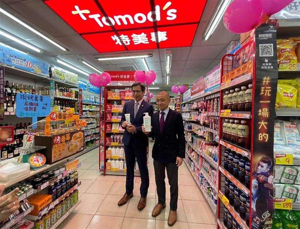 美廉社總經理邱光隆（左起）與Tomod‘s總經理水野博史一起出席三重文化北店開幕站台。（美廉社提供）