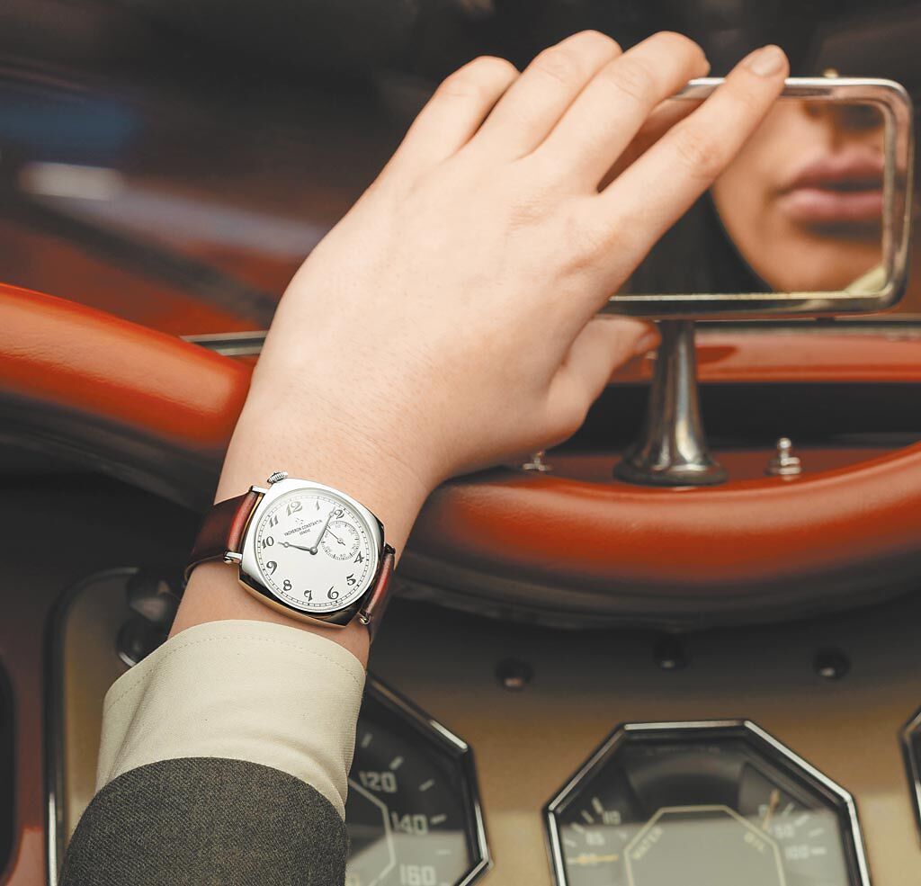 江詩丹頓歡慶American 1921腕表誕生100周年，該表為汽車駕駛者設計的腕表，表盤順時鐘扭轉，查看時間不必彎曲手腕更方便。（江詩丹頓提供）
