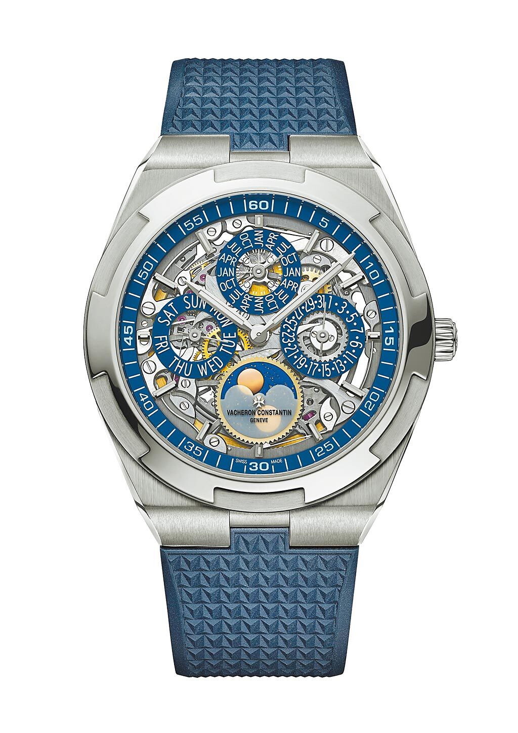 江詩丹頓新款Overseas換上藍色表盤更添優雅，圖為Overseas鏤雕超薄萬年曆腕表，418萬元。（江詩丹頓提供）
