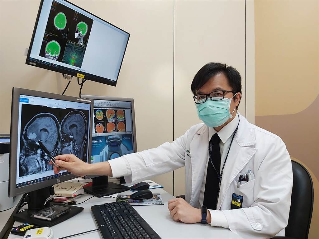 恩主公醫院放射腫瘤科鍾道生主任指出，對於肺癌腦轉移的患者，已經有新一代影像導引弧形放射治療技術，能讓病人有較佳的預後生活品質。(圖/恩主公醫院提供)