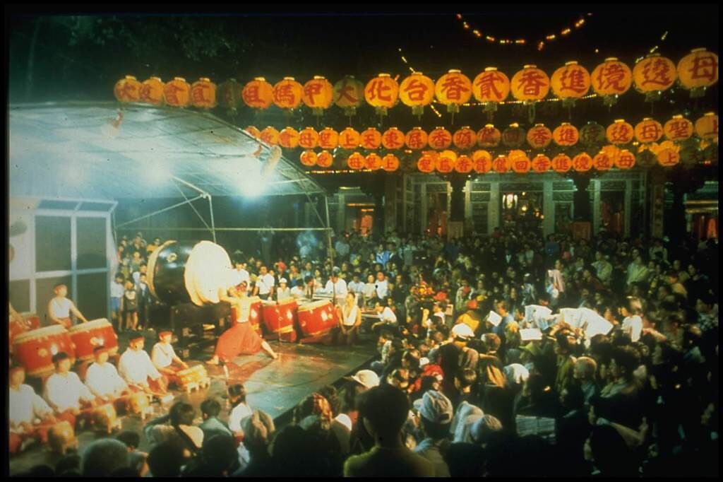 在台灣進入工業化，民俗儀式漸被遺忘的年代，優劇場便巡迴全台10個鄉鎮，邀請當地藝陣演出，成為當前社會文化的另一種聲音。（牽猴子提供）