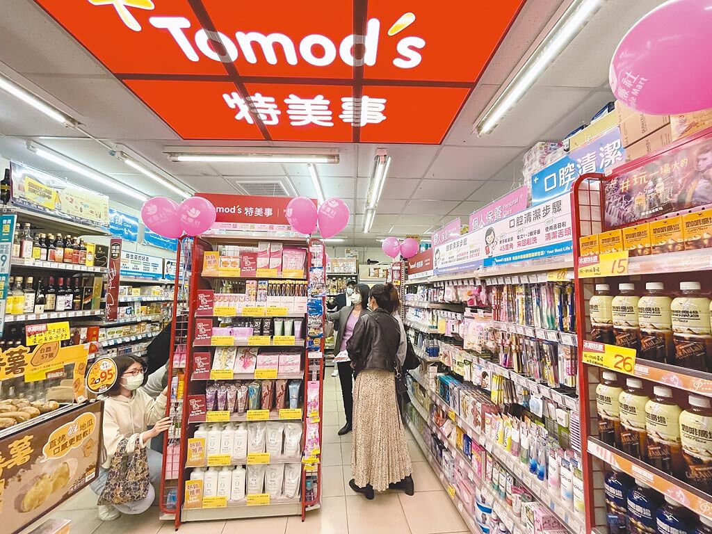 美廉社與Tomod's複合店的招牌有雙品牌識別，店內販售Tomod's的區域上方增加專屬天花板LED照明，讓消費者輕鬆查找需要的商品。（美廉社提供）