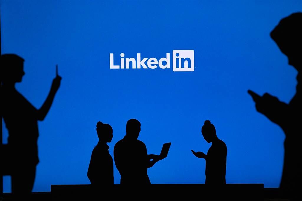 約有5億LinkedIn用戶的個資被駭客放在網路上兜售，可能對個人與所在企業帶來資安或是其他領域的威脅。（達志影像／Shutterstock提供）
