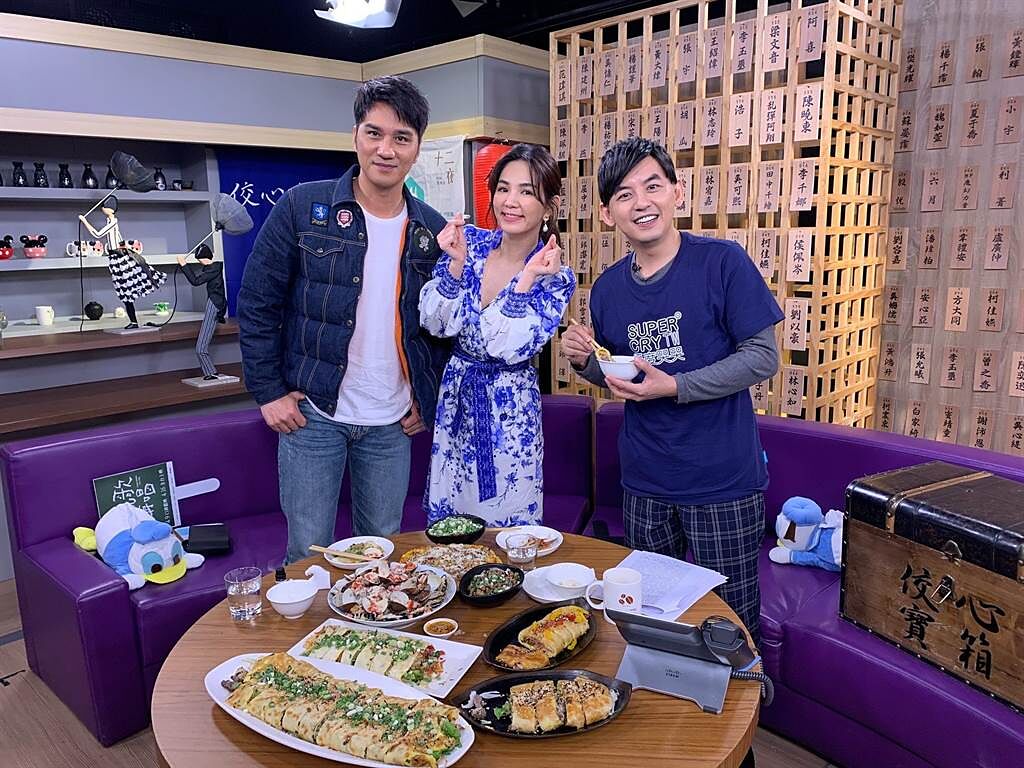 馬志翔（左起）、Ella上《佼心食堂》宣傳新電影，接受主持人黃子佼訪問。（Yahoo TV提供）