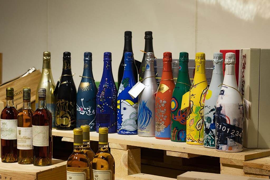 Taittinger Collection香檳風味濃郁優雅，瓶身包裝由品牌每年邀請全球知名藝術家設計，曾被選為黛妃婚宴用酒。(圖／品牌提供)