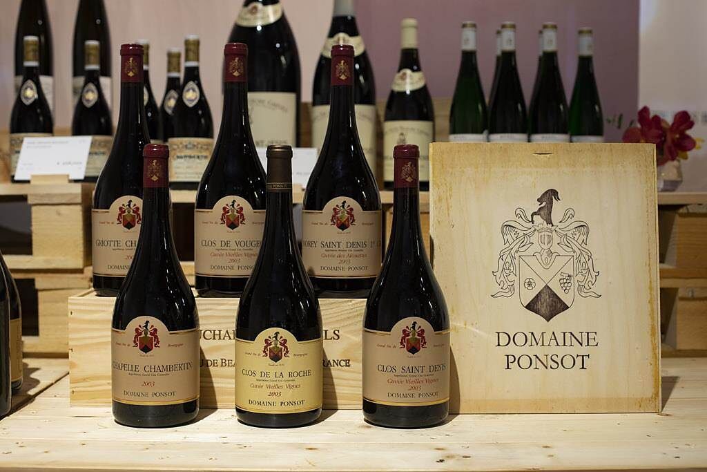 法國布根地名酒莊Domaine Ponsot釀酒師展現高超技藝，突破2003年歐洲熱浪氣候囿限，精心釀製出難得一見的美味酒款。(圖／品牌提供)