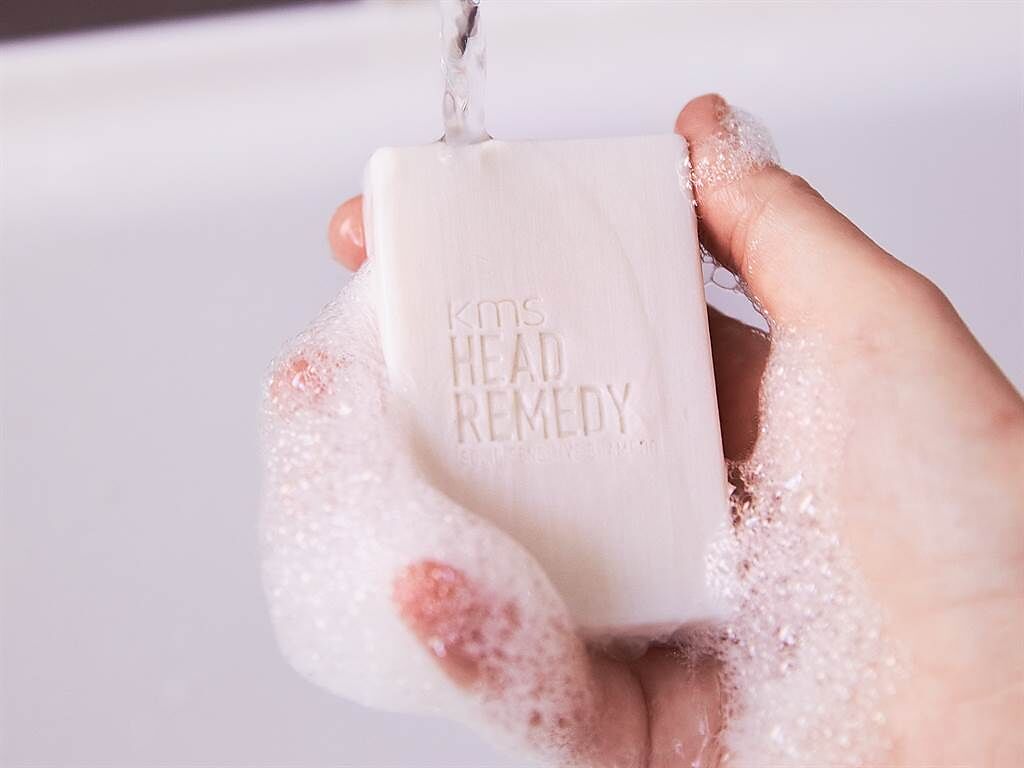 KMS全新推出三款洗髮皂，泡沫綿密可溫和清洗秀髮。（圖／品牌提供）