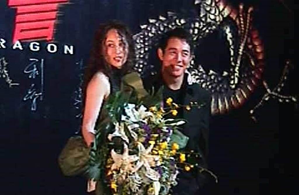李連杰10年前與老婆利智一起出席《龍吻》香港首映。(本報系資料照)