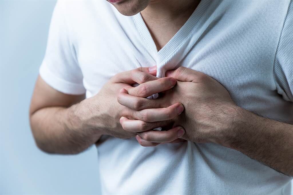 在被診斷出心房顫動時，醫師可能會建議病患接受控制心律或穩定心率的治療。(示意圖/Shutterstock)