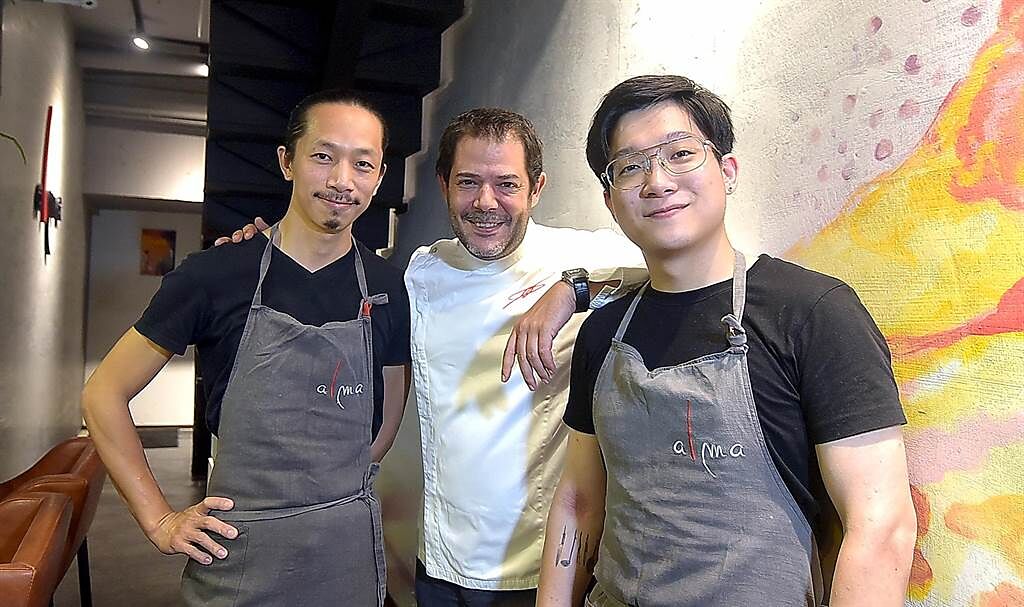 〈alma〉新任主廚朱瑋傑（右至左）、廚藝總監丹尼爾．南格里拉．伯西諾（ Daniel Negreira），以及甜點主廚劉隆昇。（圖／姚舜）