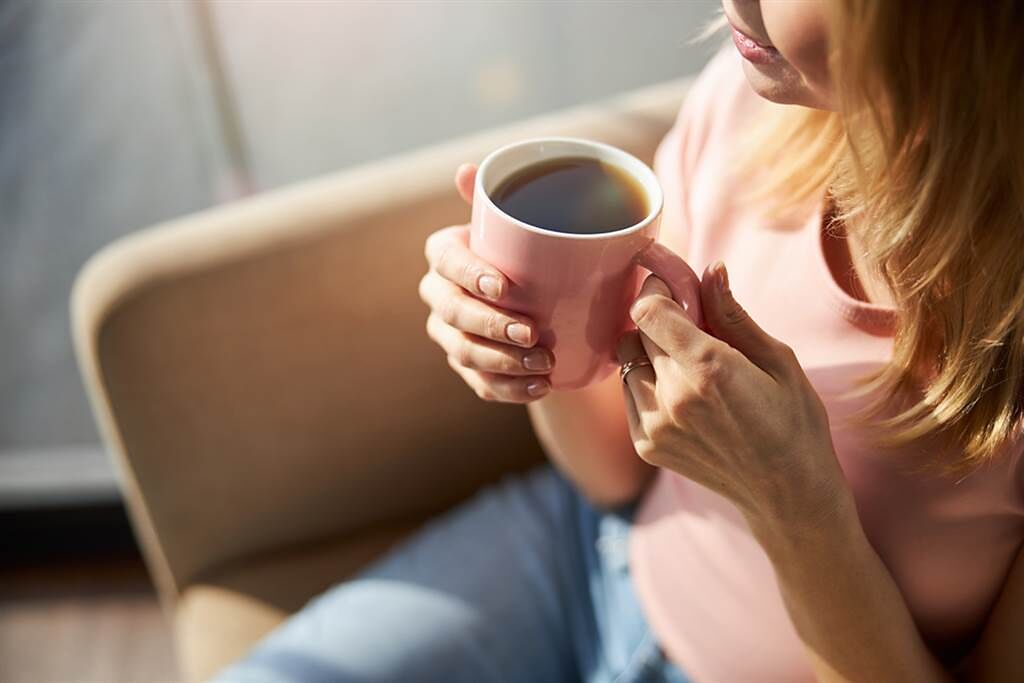 許多人早上習慣喝咖啡提神，營養師高敏敏警告，要注意咖啡因攝取過量的問題，並提醒6種人不適合喝咖啡。（圖／Shutterstock）