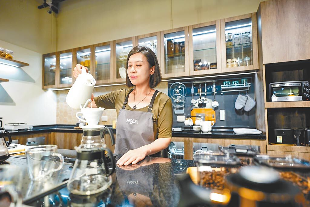 HOLA台南店中的實境廚房，供消費者，體驗商品、實作料理、品嘗手沖咖啡。（HOLA提供）