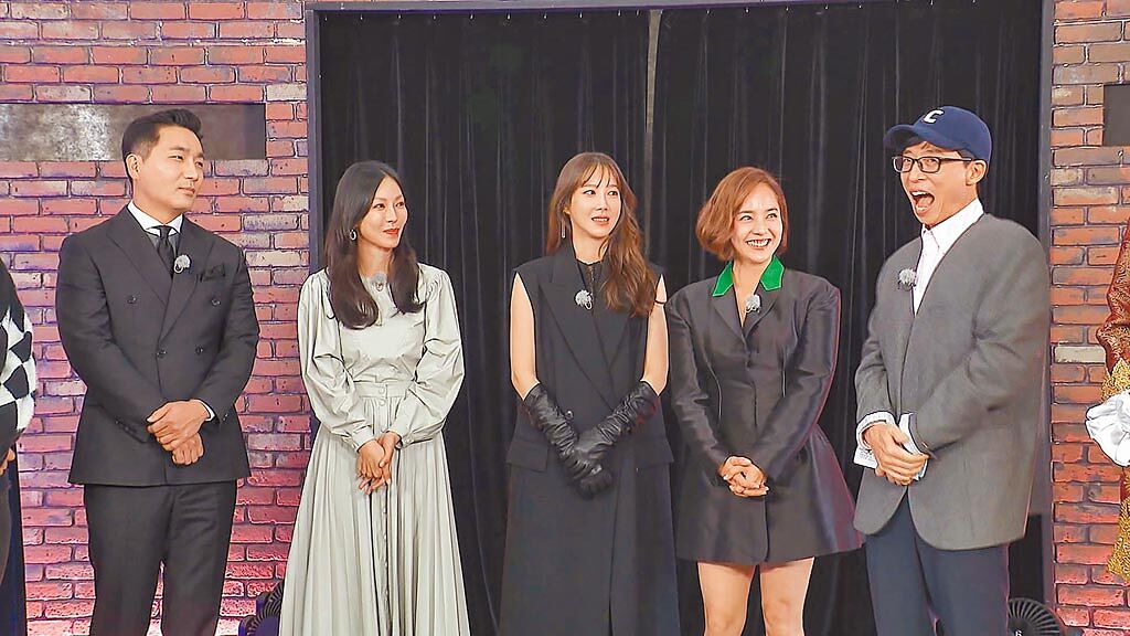 河道權（左起）、金素妍、李智雅、柳真上《Running Man》，展現超強綜藝感。（中天綜合台提供）