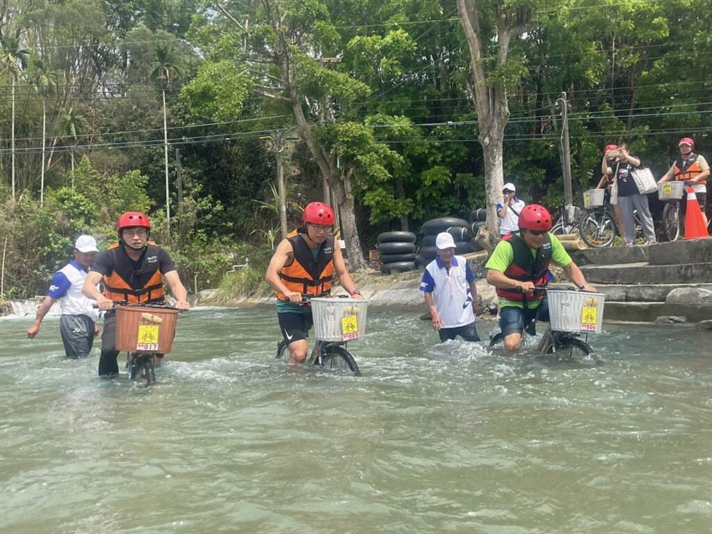 六堆運動會首度舉辦「漂漂河」比賽，真功夫水上漂活動，吸引不少民眾參加水中騎乘腳踏車競賽。（林雅惠攝）