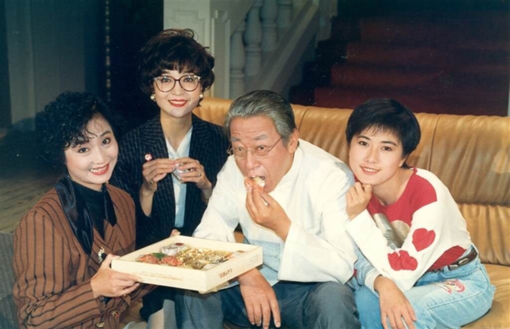 金鐘視帝孟元1991年拍攝中視《婆媳一家親》，與女星楊麗音、陳淑麗、戈偉如合影。(本報系資料照)