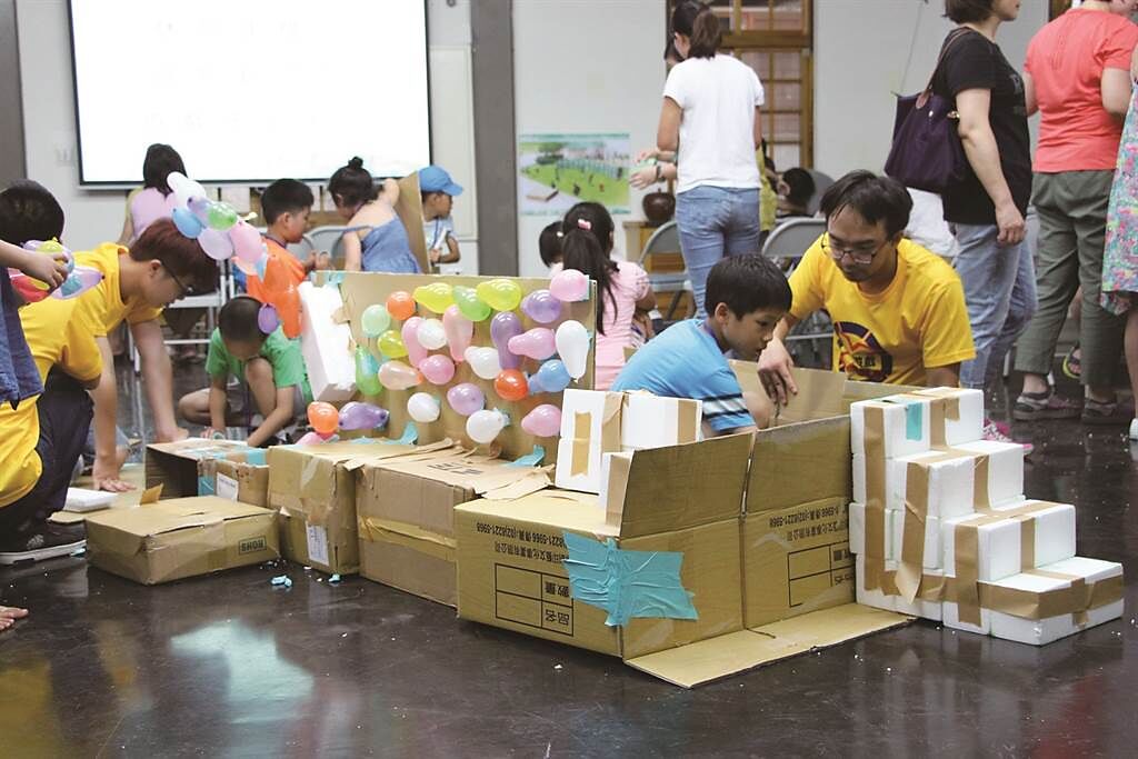 工作坊藉由簡易的材料，建構出孩子們心目中的遊戲場樣貌。（圖／台北市公園路燈工程管理處）