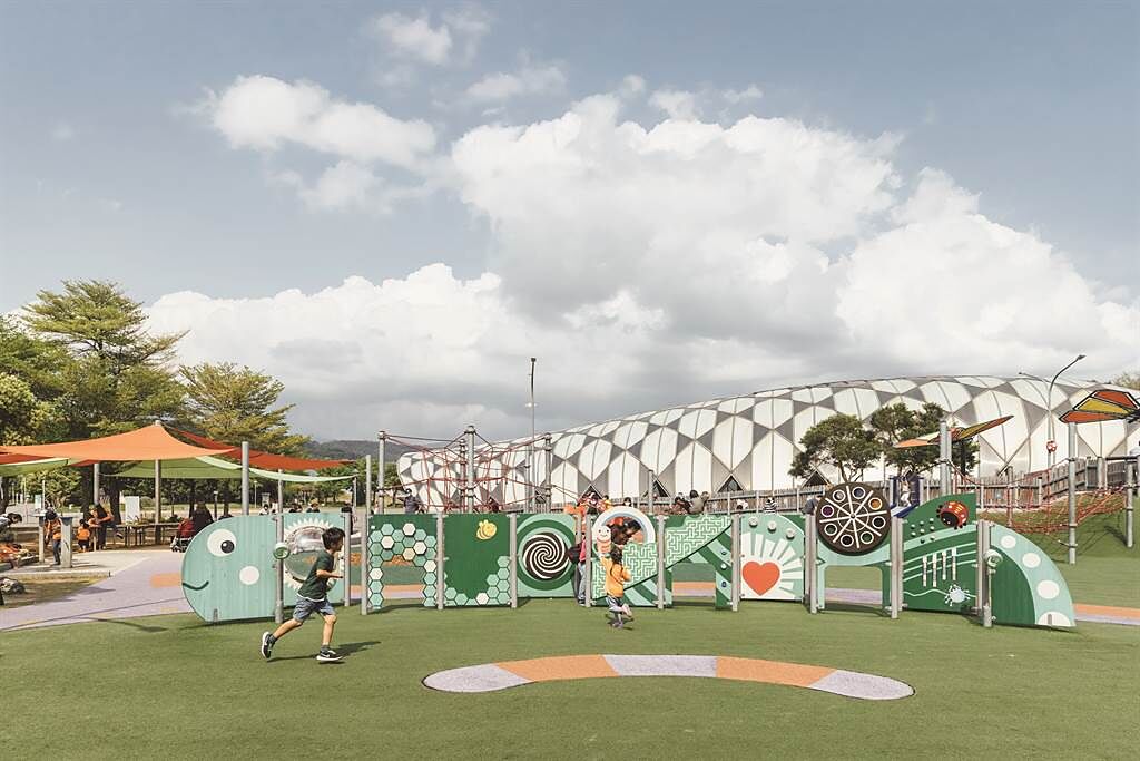 舞蝶共融遊戲場以毛毛蟲意象做發想，設計了8 種不同玩法的造型遊戲牆。（攝影／林冠良）