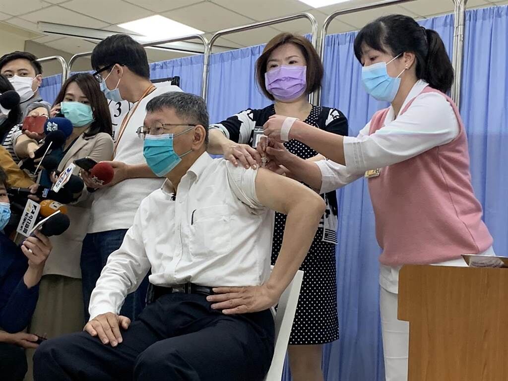 台北市長柯文哲至北市和平醫院施打AZ疫苗。（張薷攝）