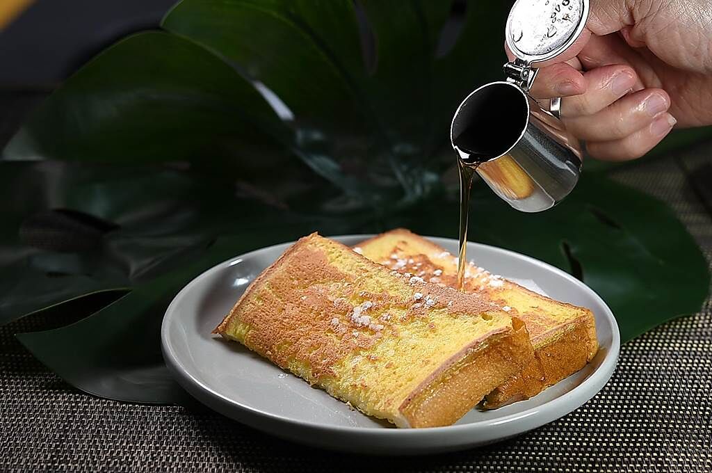 〈M One Cafe〉的採定食型態供應的早餐，提供〈法國土司〉等不同的麵包讓客人搭配。（圖／姚舜）