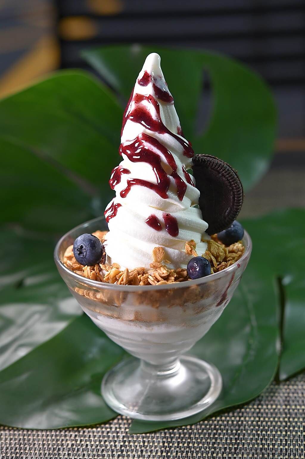 〈M One Cafe〉的〈優格冰淇淋〉，會搭配燕麥、藍莓，酸甜滋味很平衡。（圖／姚舜）