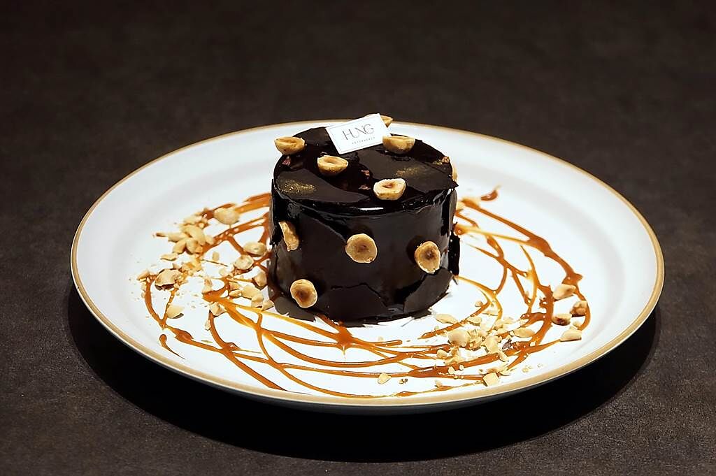 〈M One Cafe〉信義店多了甜點選擇，圖為用到兩種不同濃度巧克力製作的〈巧克力控天堂〉。（圖／姚舜）